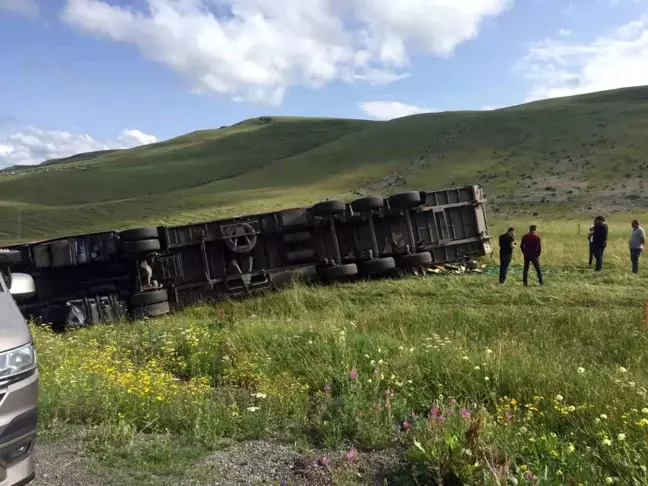 Ardahan'ın Posof ilçesinde tır devrildi