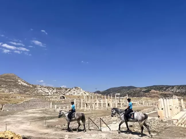 Atlı Jandarma Timi, Buldan'da Tripolis Antik Kenti'nde Devriye Faaliyeti Gerçekleştirdi