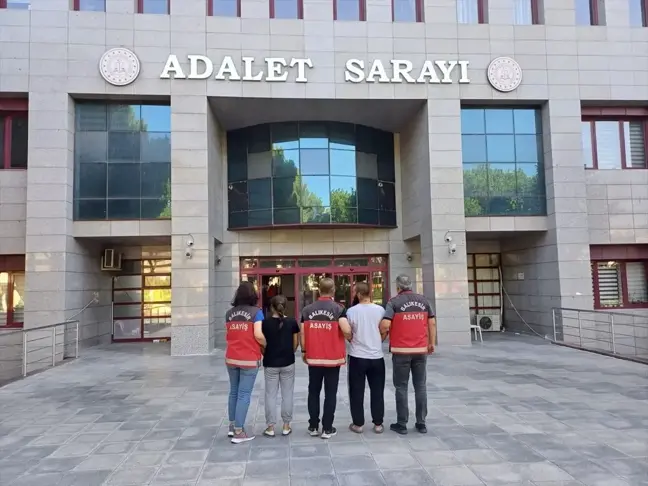 Balıkesir'de çalıntı otomobille yakalanan 2 zanlı tutuklandı