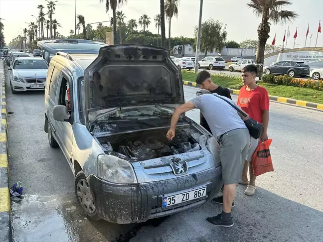 İskenderun'da Park Halindeki Araçta Yangın Çıktı