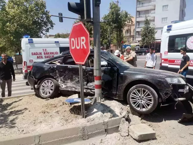 Mardin'de Orman İşletme Müdürlüğü'ne ait araç ile otomobil çarpıştı, 2 kişi yaralandı