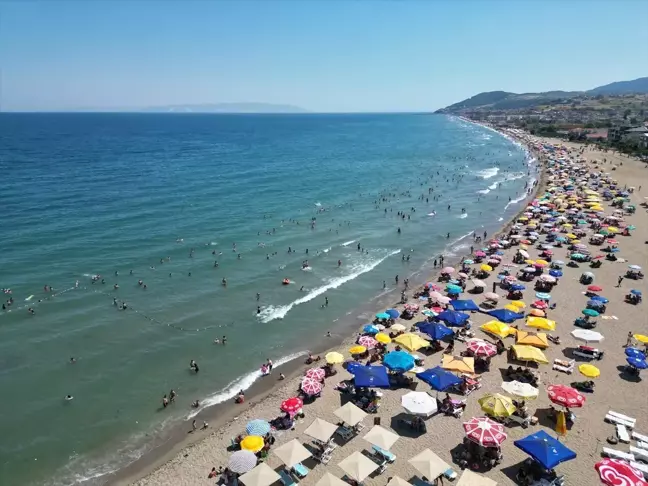 Tekirdağ'da Sıcak Hava ve Nemden Bunalan Vatandaşlar Sahillerde Serinledi