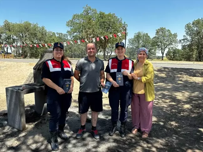 Edirne'de Jandarma Ekipleri Aile İçi Şiddetle Mücadele ve KADES Hakkında Bilgilendirme Çalışması Yaptı