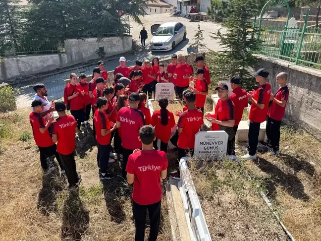 Üst Minik Erkek ve Kadın Boks Milli Takımı, Şefik Gümüş'ün Mezarını Ziyaret Etti