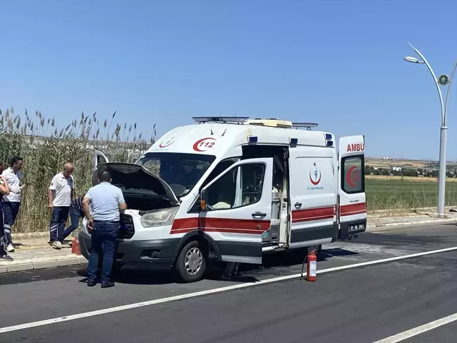 Diyarbakır'da seyir halindeki ambulans alev aldı