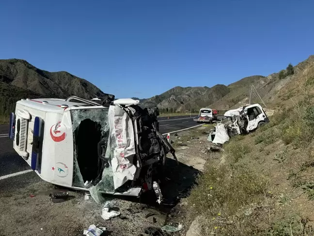 Erzurum'da Ambulans ile Hafif Ticari Araç Çarpıştı: 4 Ölü, 1 Yaralı