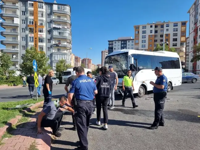 Kayseri'de işçi servisi ile lojistik kamyonu çarpıştı: 10 yaralı