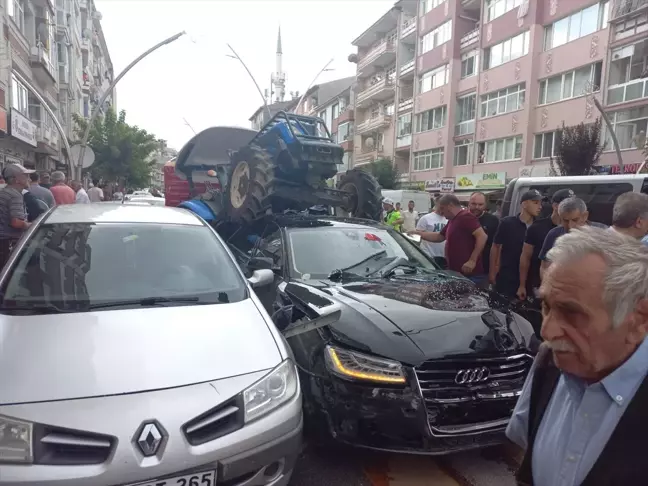 Tokat'ta freni boşalan traktör otomobilin üzerine çıktı