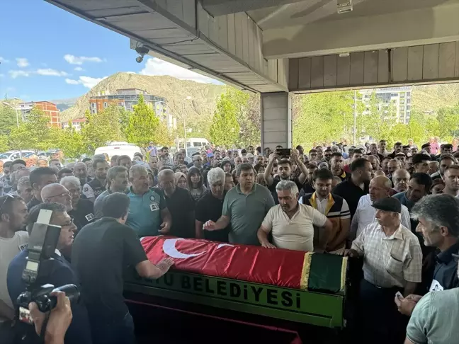 Erzurum'da ambulans kazasında hayatını kaybeden sağlık personelleri son yolculuğuna uğurlandı