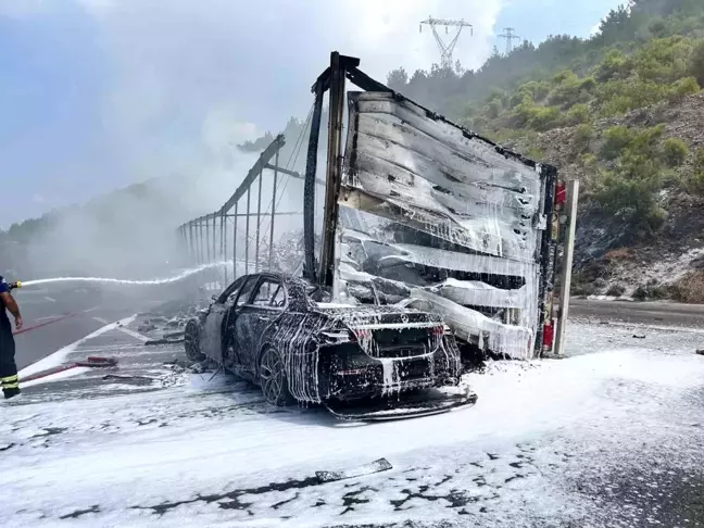 Hatay'da kaza sonrası otomobil ve tır alevlere teslim oldu