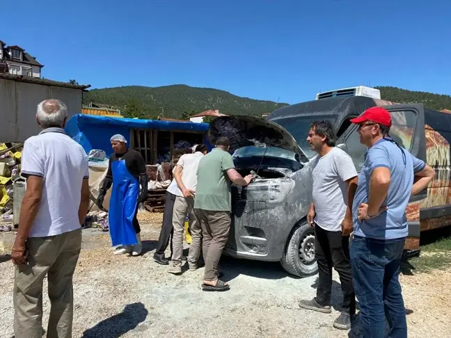 Taraklı'da minibüste çıkan yangın söndürüldü, tarihi çınar ağacı tedavi edildi