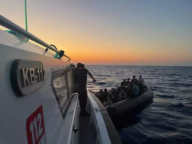 Yunanistan unsurlarınca Türk kara sularına itilen düzensiz göçmenler kurtarıldı