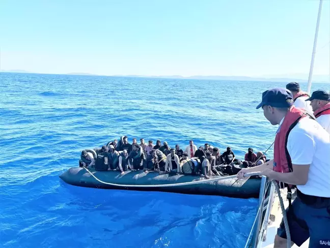 İzmir açıklarında 51 düzensiz göçmen kurtarıldı