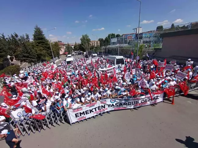 Memur-Sen Üyeleri Ankara'da Yürüyüşü Tamamladı