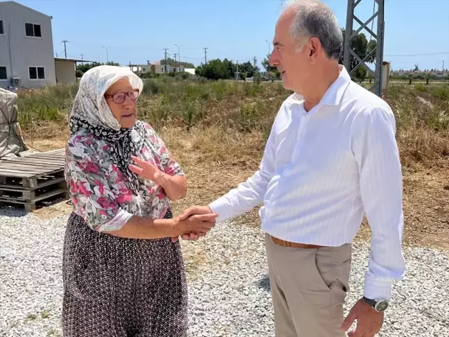 Anamur Belediye Başkanı Durmuş Deniz, çilek fidesi üretimi yapan kadınlarla bir araya geldi