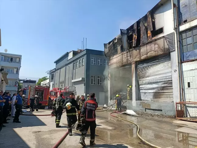 Bursa'da bir yatak fabrikasında çıkan yangın söndürüldü