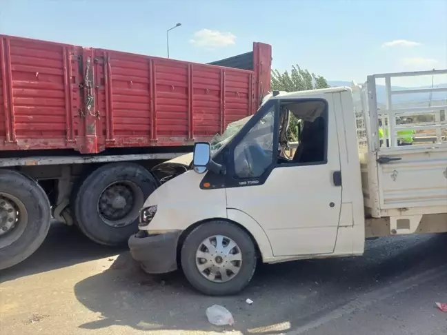 Manisa'da zincirleme trafik kazası: 3 yaralı