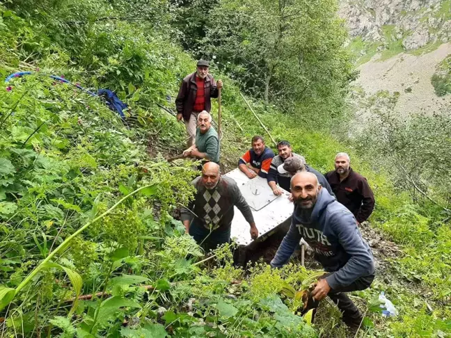 Rizeliler, 300 kilogramlık su deposunu halatlarla taşıdı