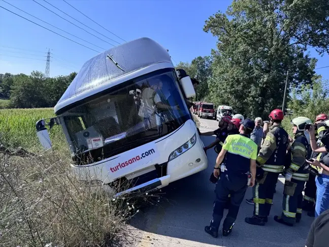 Kartepe'de yan yatan tur otobüsündeki 43 kişi kurtarıldı