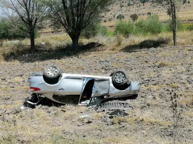 Afyonkarahisar'da Otomobil Şarampole Girdi: 3 Kişi Yaralandı