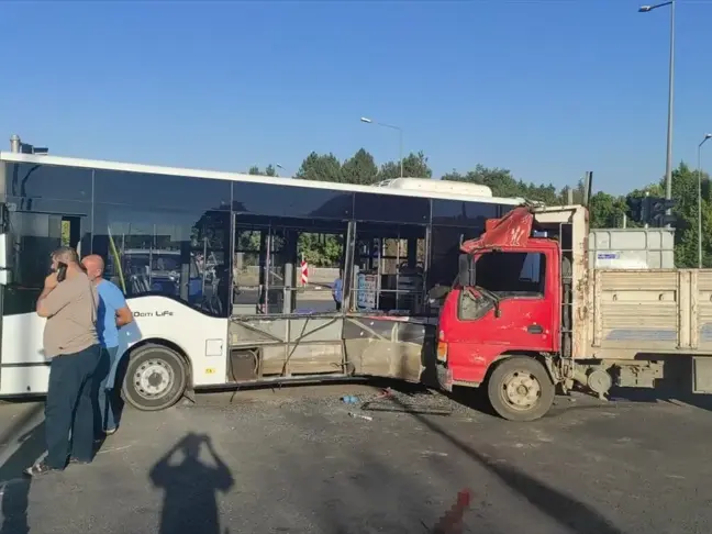 Bingöl'de özel halk otobüsü ile kamyon çarpıştı: 5 yaralı