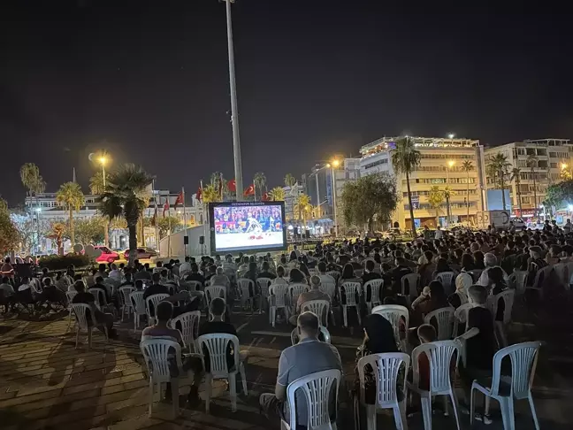 İskenderun'da Dev Ekranda Süper Kupa Maçı İzlenildi