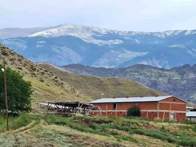 Erzurum'un kuzey ilçelerinde etkili olan yağışlar ilginç görüntüler oluşturdu