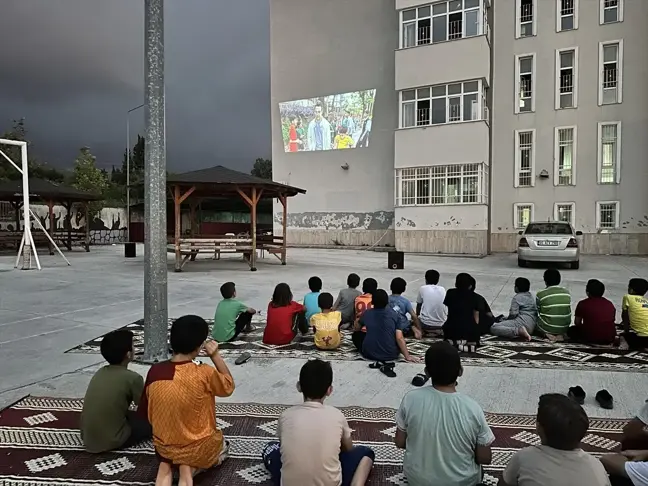 Dörtyol'da Kur'an kursu öğrencilerine açık hava sinema etkinliği düzenlendi