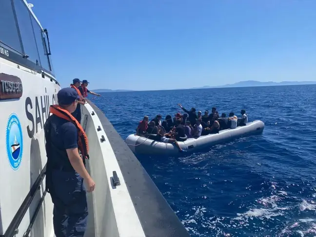 İzmir'de 22'si çocuk 59 düzensiz göçmen kurtarıldı