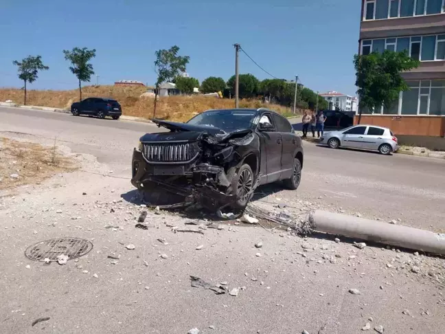 Bandırma'da Togg ve motosiklet çarpıştı, kullanılmaz hale geldi