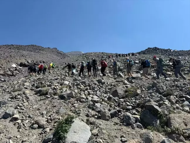 Dağcılar Ağrı Dağı'nın zirvesinde güneşin doğuşunu izliyor