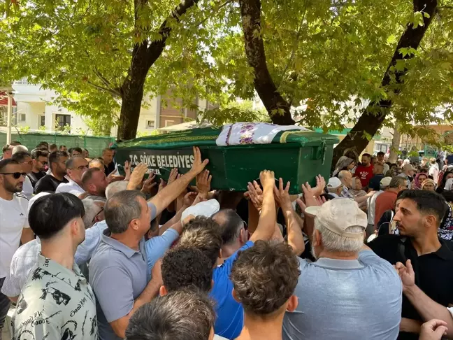 Söke'de trafik kazasında hayatını kaybeden lise öğrencisi son yolculuğuna uğurlandı