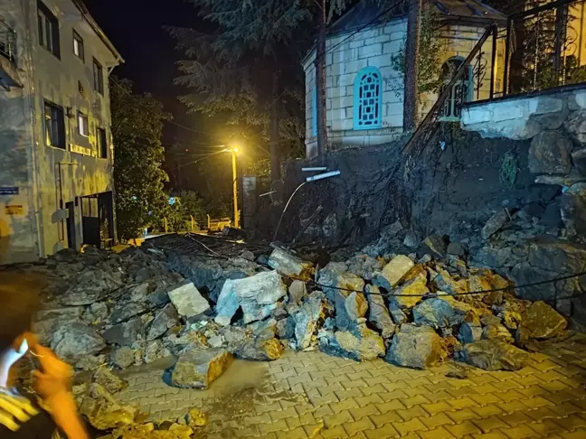 Çorum'un Oğuzlar ilçesinde şiddetli yağış sonucu evlerde hasar meydana geldi