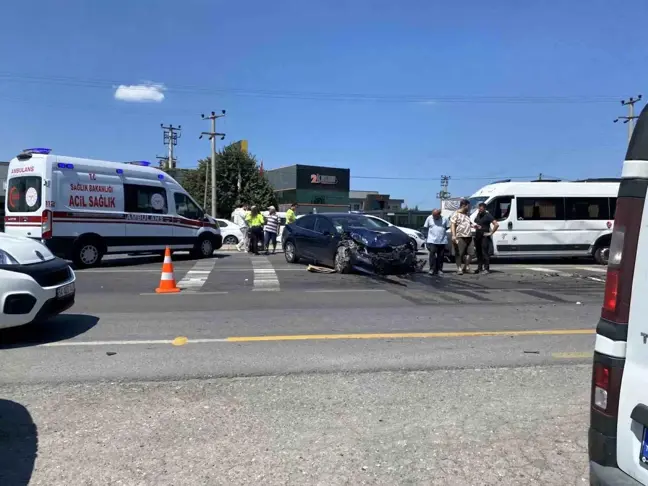 Sakarya'da Minibüs ile Otomobil Çarpıştı: 1 Yaralı