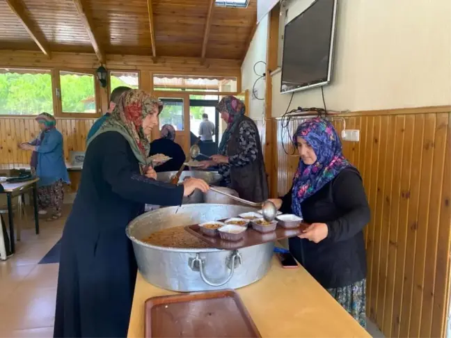 Gölpazarı Öğretmenevi'nden vatandaşlara aşure ikramı