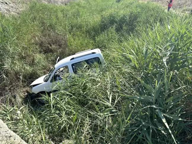 Isparta'da Hafif Ticari Araç Su Kanalına Uçtu: 1 Ölü, 1 Yaralı