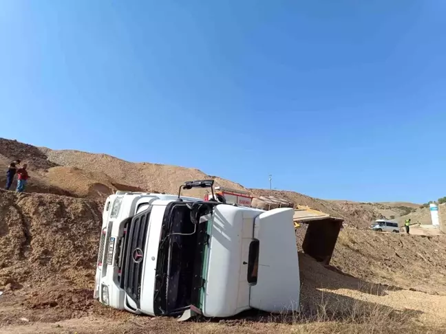 Sivas'ta mıcır yüklü kamyon devrildi, sürücü hayatını kaybetti