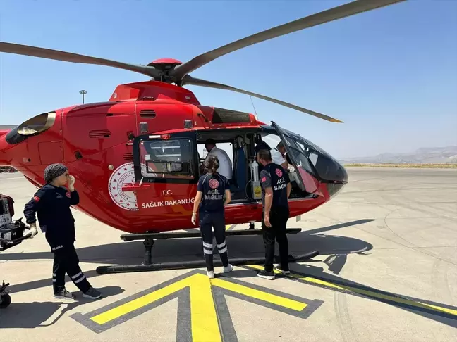 Silopi'de rahatsızlanan 52 günlük bebek ambulans helikopterle Elazığ'a sevk edildi