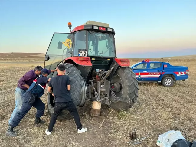 Yozgat'ta Jandarma Ekipleri Tarlada Kalan Çiftçiye Yardım Etti