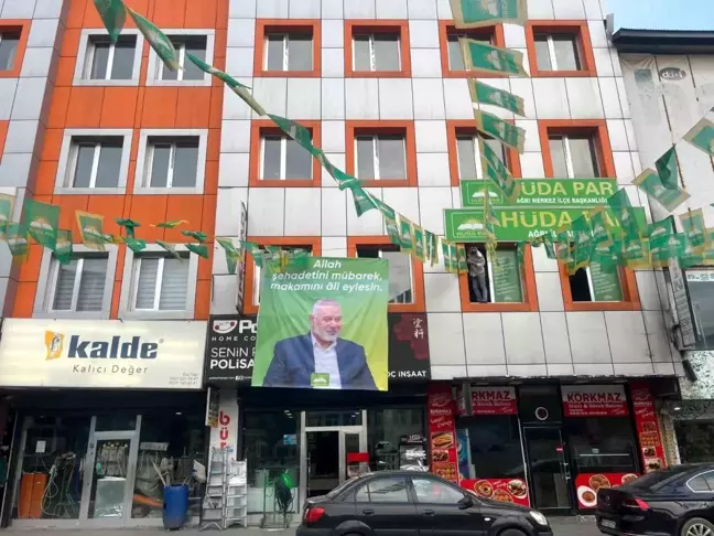 HÜDA PAR Ağrı İl Başkanlığı'na İsmail Heniyye'nin dev posteri asıldı