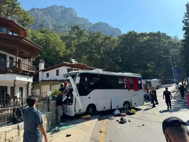 Muğla'da freni boşalan tur otobüsü park halindeki araçlara çarptı: 3 ölü