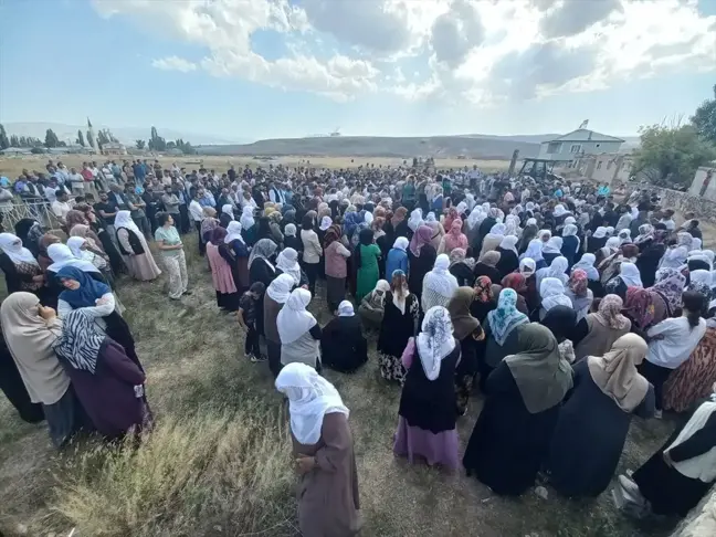 Ankara'da otobüs kazasında hayatını kaybeden 5 kişi Ağrı'da toprağa verildi