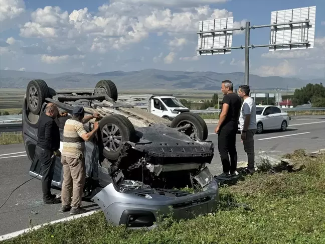 Ardahan'da kamyonet ile otomobilin çarpışması sonucu 7 kişi yaralandı