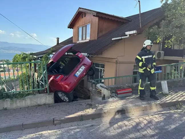 İzmit'te otomobil doğal gaz dağıtım kutusunu devirdi