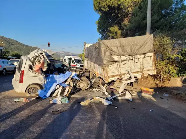 Manisa'da kamyona arkadan çarpan araçta 4 kişi öldü