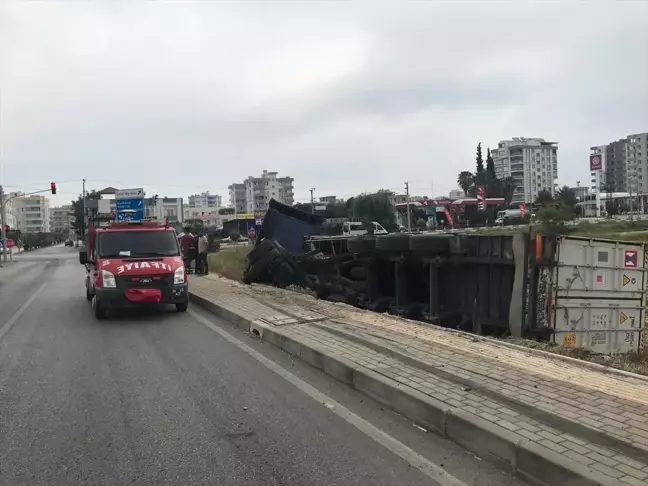 Osmaniye'de tır devrildi, sürücü yaralandı