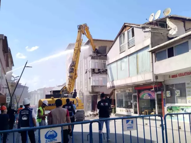 Pendik'te İETT Otobüsü Dükkanı Yıktı