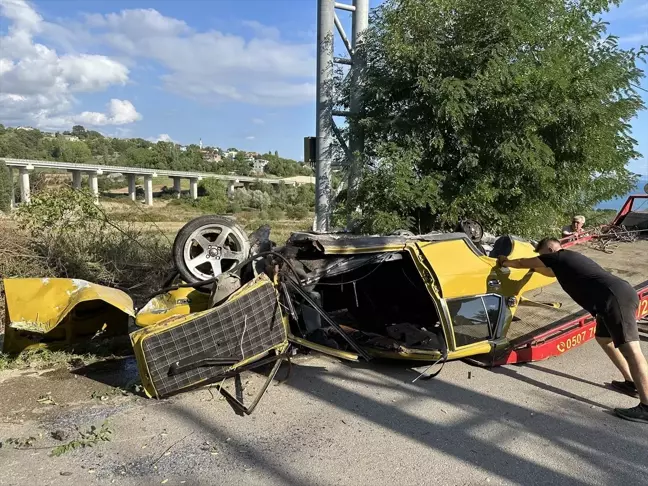 Sinop'ta elektrik direğine çarpan otomobilin sürücüsü yaralandı