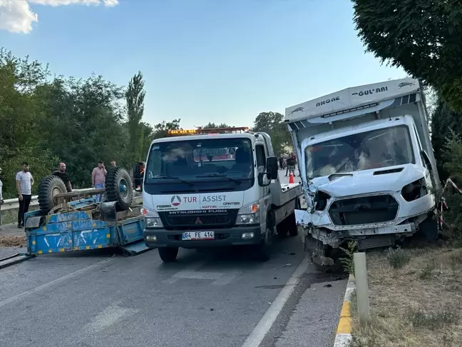 Uşak'ta traktör ile kamyonet çarpışması: 1 kişi hayatını kaybetti