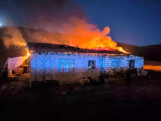 Van'ın Tuşba ilçesinde çıkan yangında bir evin çatısı tamamen yandı